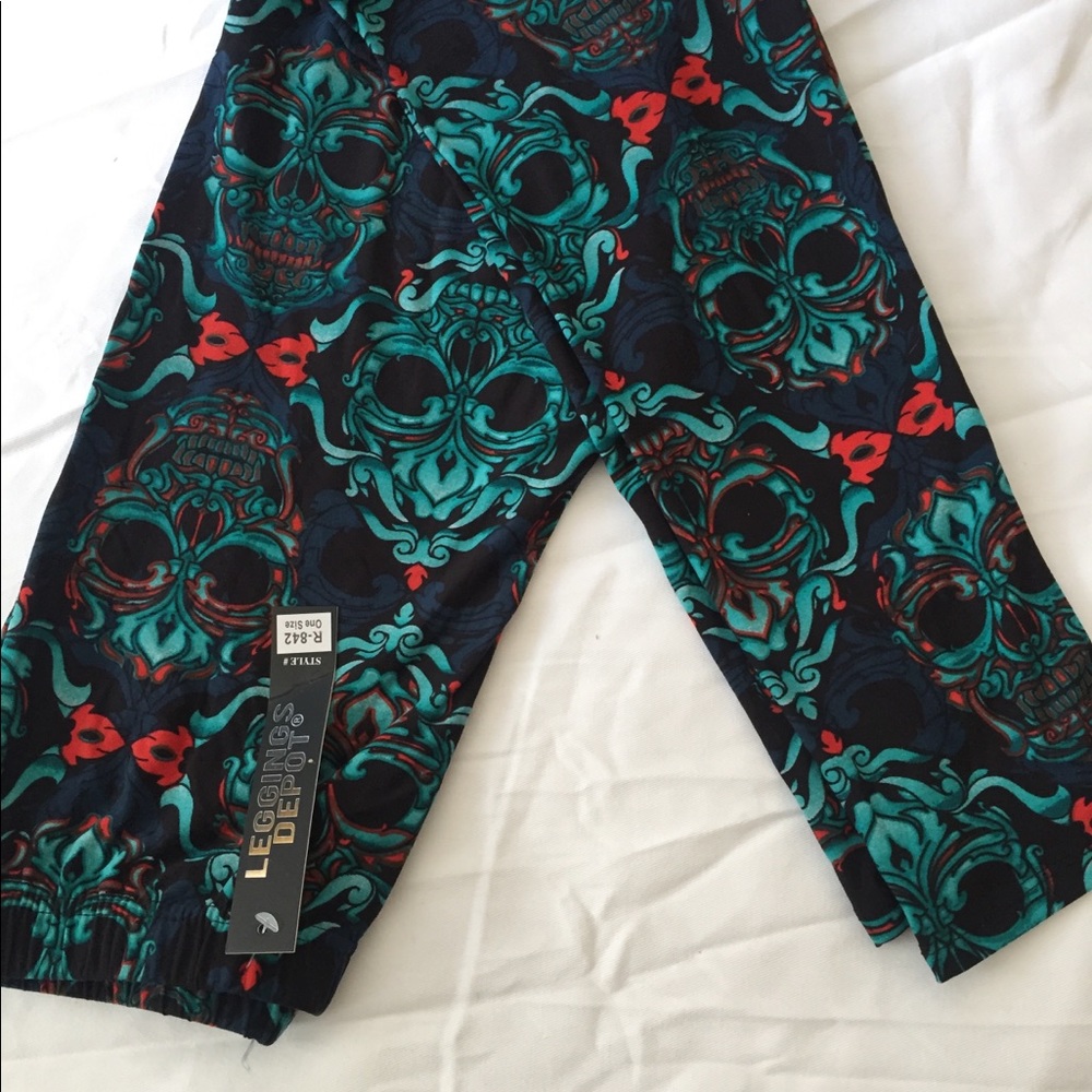 Skull leggings NWT one‎ size fits small-large